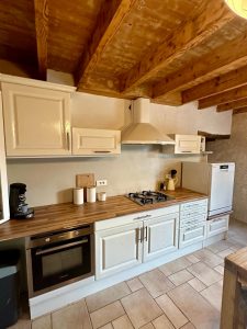 Détail de l'électroménager et du plan de travail dans la cuisine du gîte de vacances.