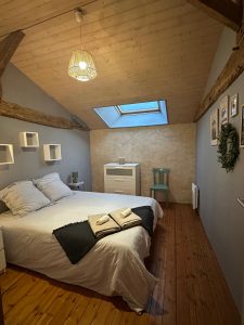 Engagement éco-responsable du Logis de l'Orfosse : énergies renouvelables et matériaux sains.