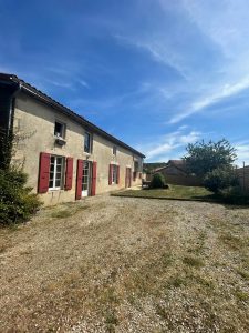 Parking privé et sécurisé pour les locataires du gîte à Cerizay.