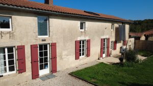Façade authentique en pierres apparentes du gîte Le Logis de l'Orfosse.