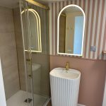 Salle d'eau moderne du gîte La Loge de Joséphine à Saint-Malô-du-Bois