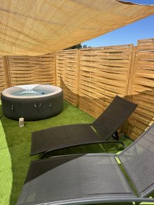 Jardin avec jacuzzi privé à Saint-Malô-du-Bois, location vacances proche Puy du Fou