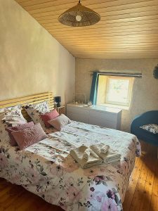 Chambre 1 spacieuse avec literie de qualité et décoration naturelle au Logis de l'Orfosse.
