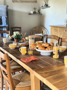 Grande table de salle à manger pouvant accueillir 10 personnes pour des repas en famille près du Puy du Fou.