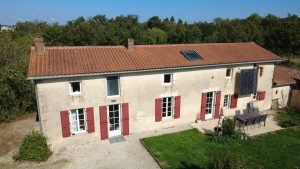 Vue aérienne par drone du Logis de l'Orfosse et de son environnement préservé à Cerizay.