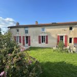 Jardin paysager éco-responsable avec essences locales au Logis de l'Orfosse.