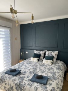 Chambre parentale décorée avec lit double tout confort en Vendée