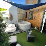 Terrasse aménagée avec jacuzzi gonflable et salon de jardin en Vendée