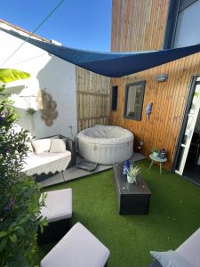 Terrasse aménagée avec jacuzzi gonflable et salon de jardin en Vendée