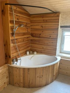 Salle de bain moderne et lumineuse, idéale pour une étape entre le Puy du Fou et le Futuroscope.
