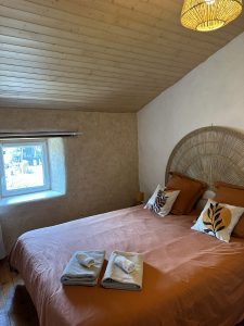 Détail de la décoration saine et naturelle de la chambre 2, gîte éco-responsable proche du Puy du Fou.