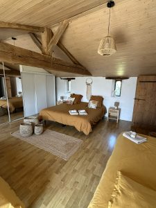 Grande chambre parentale spacieuse, escale idéale pour visiter le Marais Poitevin.