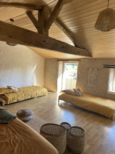 Grande chambre tout confort pour un séjour entre le Puy du Fou et le Marais Poitevin.