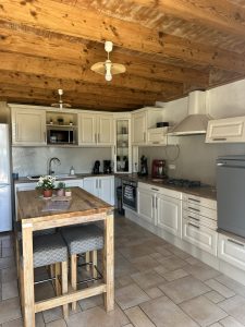 Ambiance chaleureuse et conviviale dans la salle à manger du Logis de l'Orfosse.
