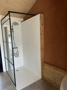 Douche à l'italienne avec matériaux naturels, gîte situé sur la route du Futuroscope