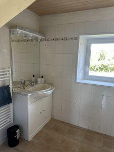 Aménagements pratiques de la salle de bain pour les familles en route vers le Marais Poitevin.