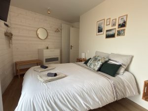 Chambre bleue confortable dans la petite villa Charles aux Sables-d’Olonne, location de vacances proche de la plage et du centre-ville.
