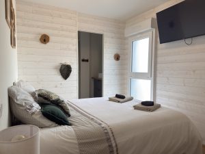 Chambre bleue dans la petite villa Charles aux Sables-d’Olonne proche de la plage