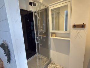 Espace nuit bleu dans la villa Charles aux Sables-d’Olonne, point de départ pour randonnées en Vendée