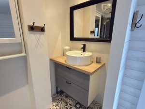 Chambre bleue confortable dans la petite villa Charles aux Sables-d’Olonne près du départ du Vendée Globe