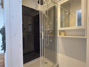 Chambre bleue lumineuse de la villa Charles aux Sables-d’Olonne, idéale pour séjour en Vendée